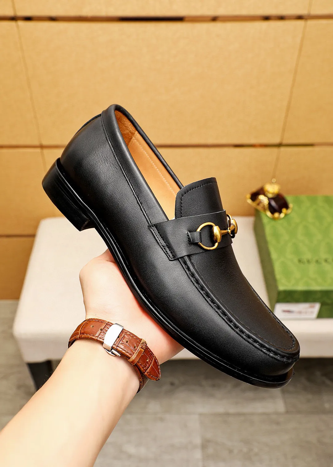 Men's shoes 💰460 💐 Product trademark: GUCCI "Gucci" casual leather shoes Regular size: 38-44 (45.46.47🉑️customized) Product materials: Selected imported first-layer calfskin upper + classic hardware buckle, imported cowhide leather lining. Strong three-dimensional visual effect, original combination outsole Color: 2⃣️colors available